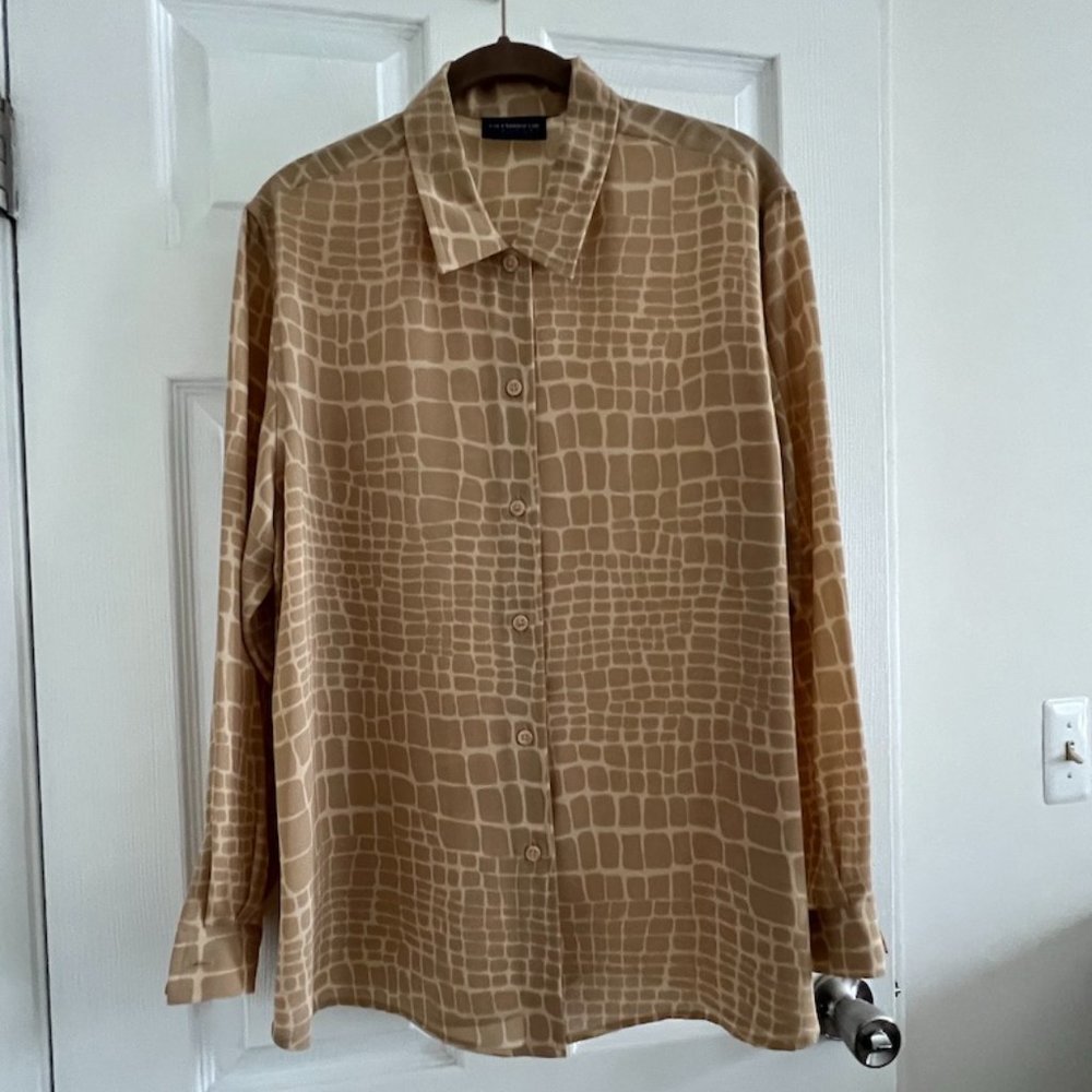 Liz Claiborne Sport blouse neutral giraffe style graphic print. Petite M